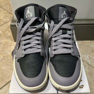 Jordan 1 Mid, Women’s size 6.5. Cement grey, sail, anthracite.